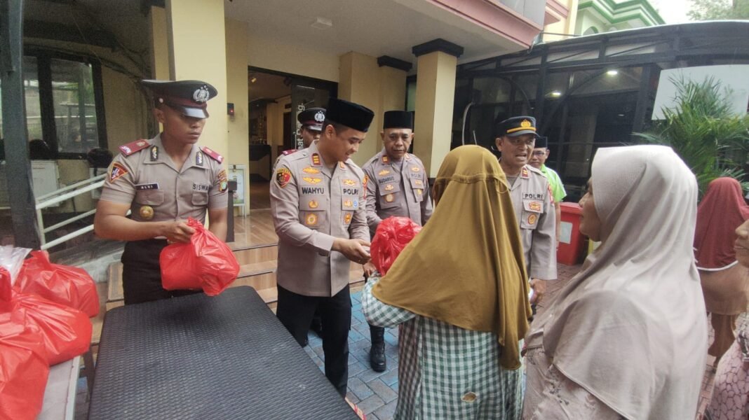 Polsek Tambora Berbagi Kasih, Salurkan Santunan untuk Para Janda di Wilayah Angke
