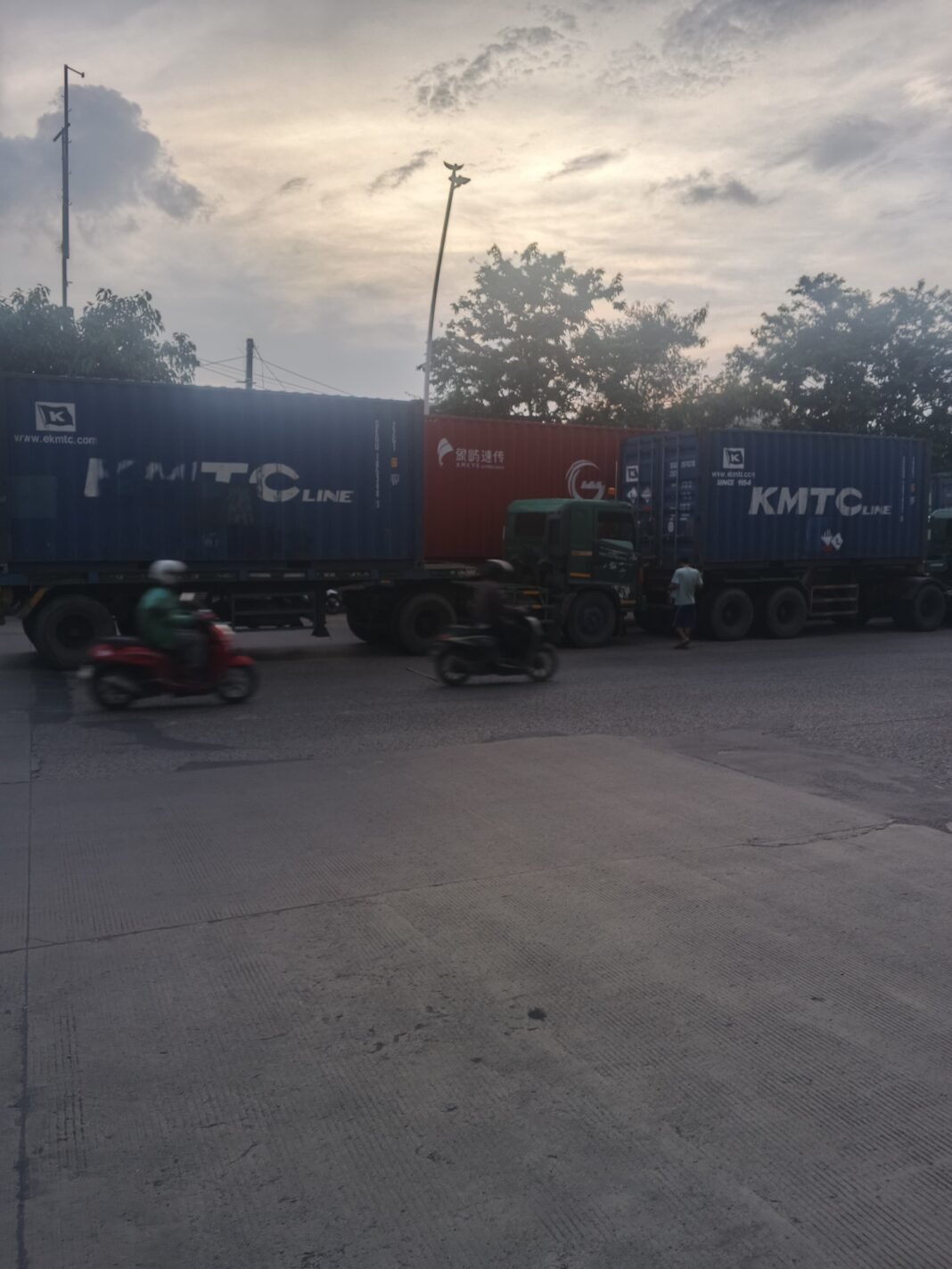 Truck Kontainer Berkuasa di Jalan Umum, Penertiban Hanya Omong kosong Truck Kontainer Berkuasa di Jalan Umum, Penertiban Hanya Omong kosong