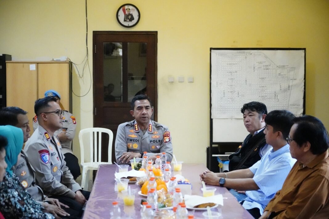 Kapolres Jakbar Sapa Warga Jelambar, Perkuat Sinergi Jaga Kamtibmas Kapolres Jakbar Sapa Warga Jelambar, Perkuat Sinergi Jaga Kamtibmas