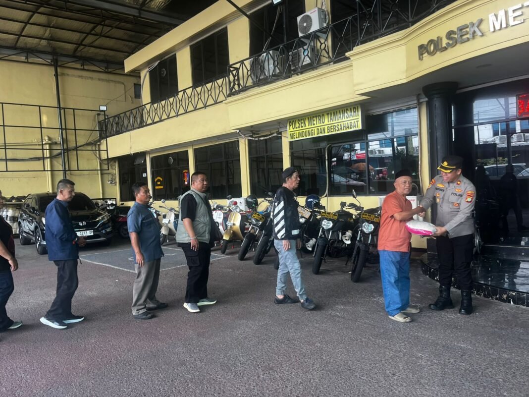 Wujud Kepedulian Polri, Polsek Metro Tamansari Salurkan Bantuan Beras untuk Sabuk Kamtibmas