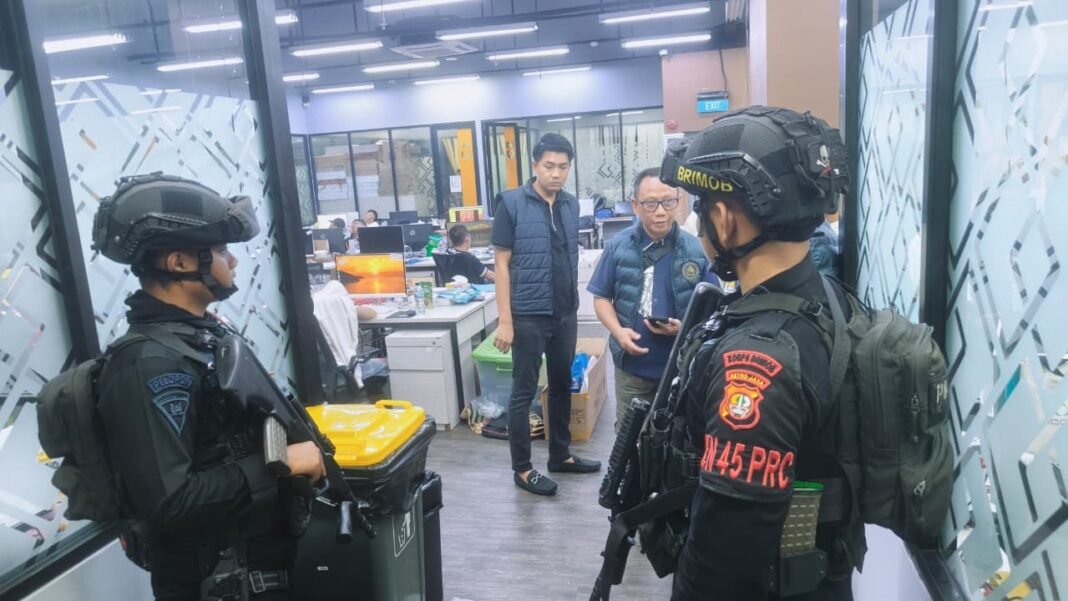 Brimob Polda Metro Jaya Amankan Operasi Penindakan Judi Online Internasional