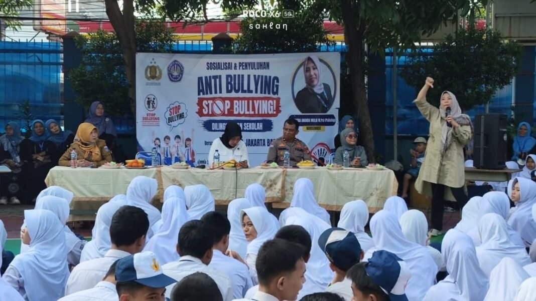 Polres Jakbar Edukasi Ratusan Siswa SMPN 186 Kalideres tentang Bahaya Bullying dan Kekerasan