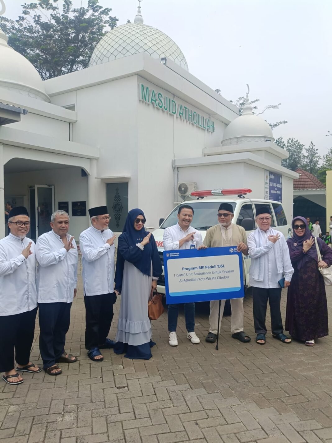 BRI KC Cibubur Dukung Layanan Sosial Yayasan Al-Atholillah Lewat Bantuan Ambulans