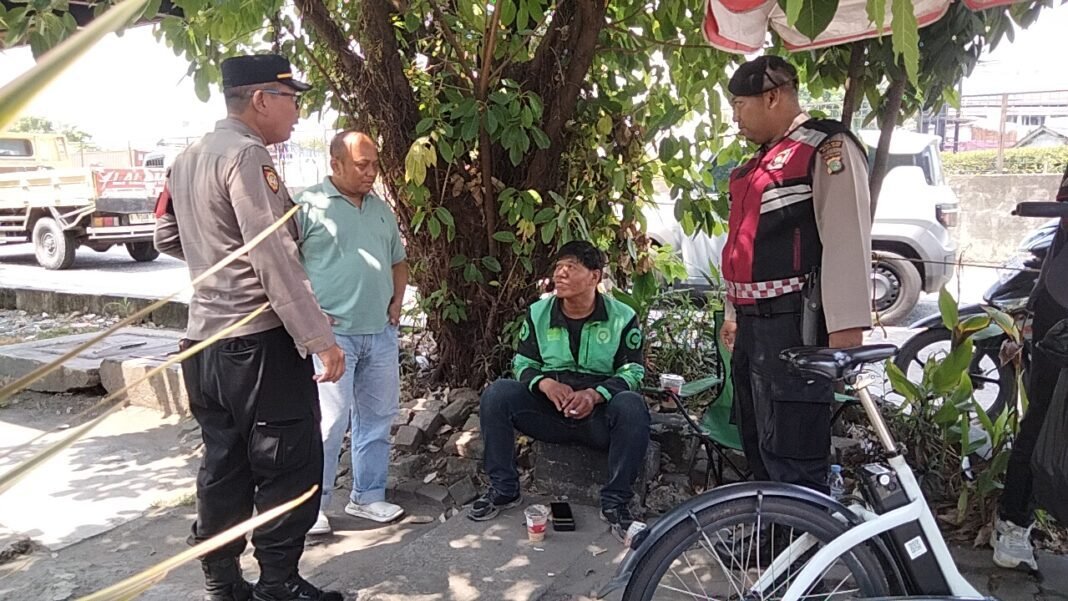 Polsek Kebon Jeruk Tingkatkan Patroli jalan kaki Cegah Gangguan Kamtibmas