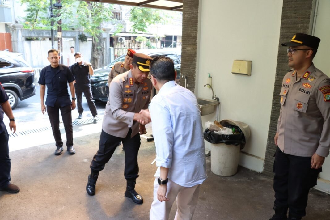 Kapolres Metro Jakarta Barat Cek Langsung Kesiapan Pengamanan Ibadah Kenaikan Yesus Kristus Kapolres Metro Jakarta Barat Cek Langsung Kesiapan Pengamanan Ibadah Kenaikan Yesus Kristus