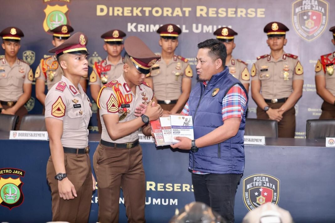 Wadir Reskrimum Polda Metro Jaya Serahkan Referensi Hukum ke 17 Taruna Akpol