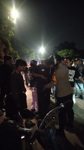Patroli KRYD Polsek Kebon Jeruk Bersama 3 Pilar Berhasil Amankan Sajam dan Tembakau Sintetis