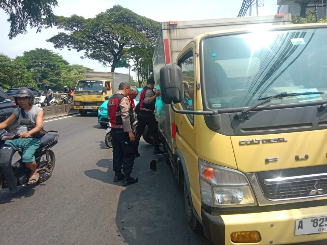 Patroli Samapta Polsek Kalideres Sigap Bantu Pengemudi Truk Box Pecah Ban