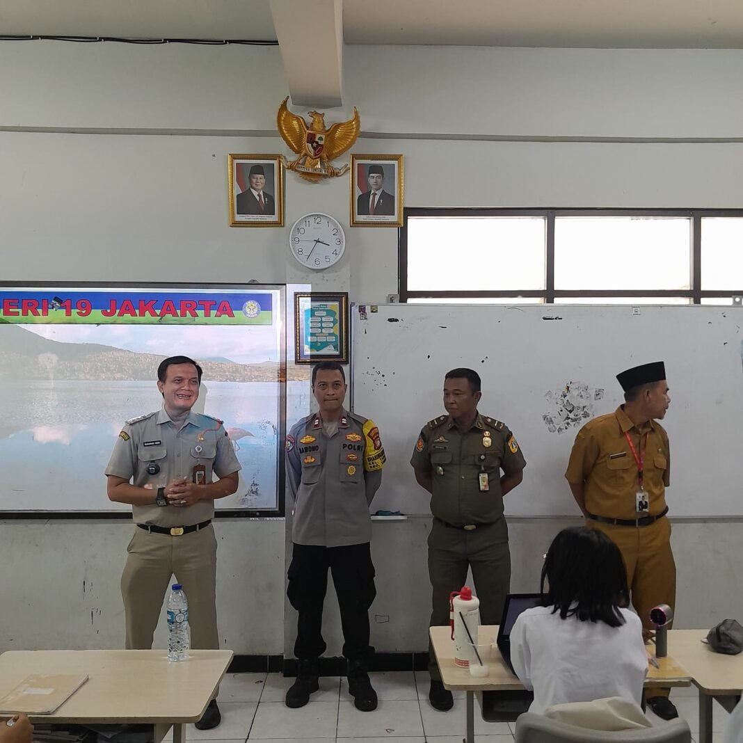 Polsek Tambora Bersama 3 Pilar Berikan Edukasi Humanis kepada Pelajar SMAN 19