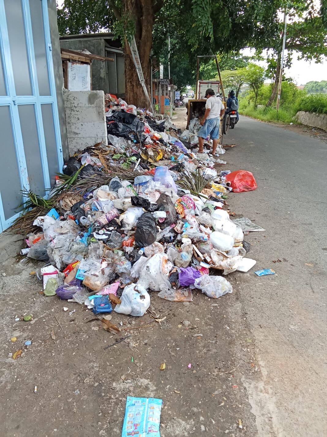 Sampah Menggunung di Jalan Raya Bendungan Bojong, Warga Sekitar “Sesak” Bau Menyengat, DLH Dinilai Lamban