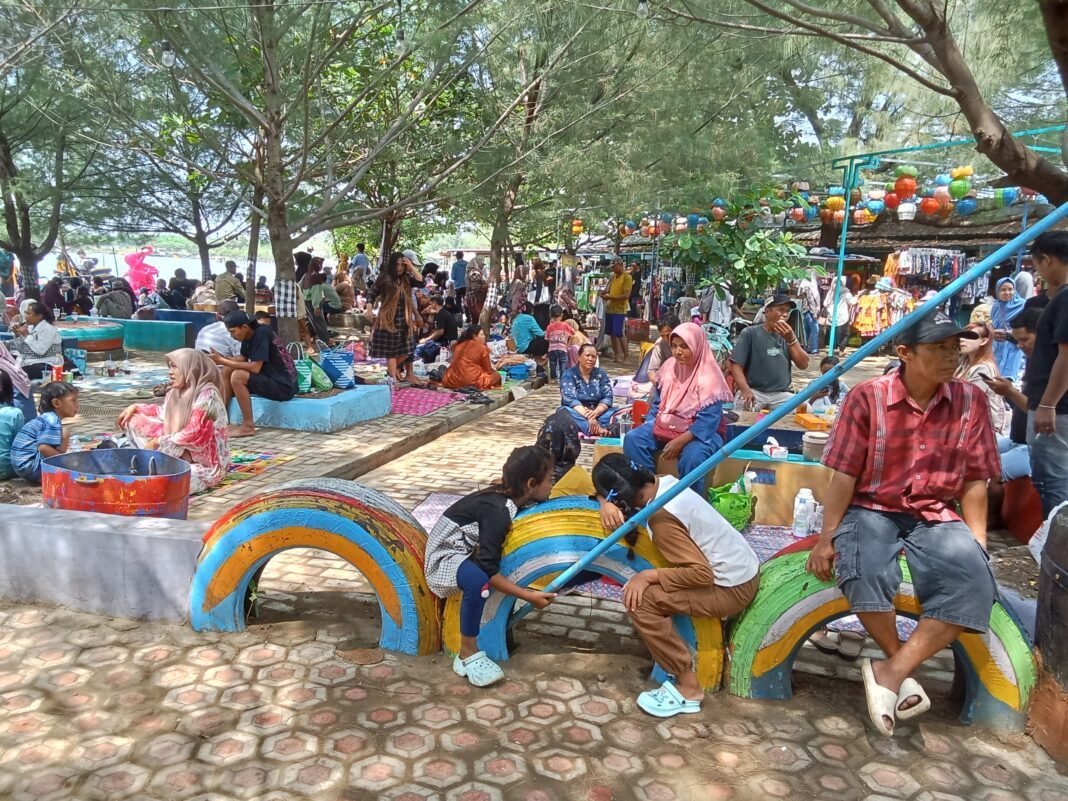 Wisatawan Serbu Pantai Bali 2 Indramayu Di libur Lebaran Idul Adha