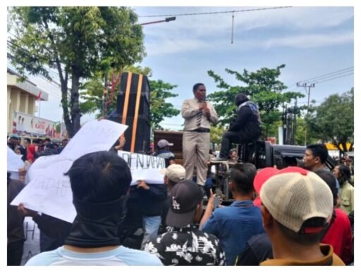 Ratusan Massa FSI Datangi PN Indramayu, Tuntut Pelaku Pembunuhan Sekeluarga Dihukum Berat