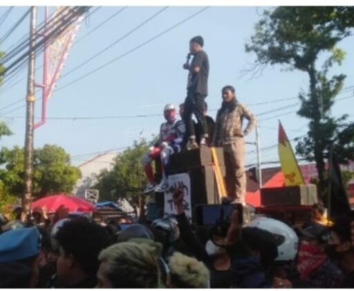 Demo Mahasiswa “Topi Jerami” di Indramayu Ricuh, Massa Lempar Ular ke Arah Aparat