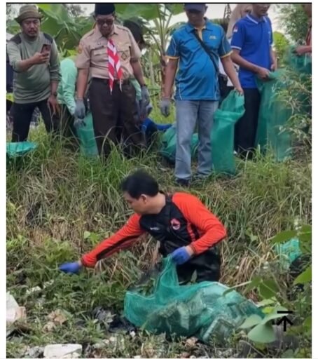 Kotor-Kotoran Demi Warga, Bupati Lucky Hakim Turun Langsung Urai Sampah di Sungai