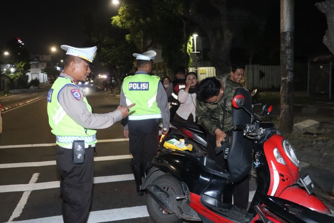 Bawa Sabu, Pria ini diamankan saat Polres Jakbar Gelar Razia Antisipasi Kejahatan Jalanan Bawa Sabu, Pria ini diamankan saat Polres Jakbar Gelar Razia Antisipasi Kejahatan Jalanan