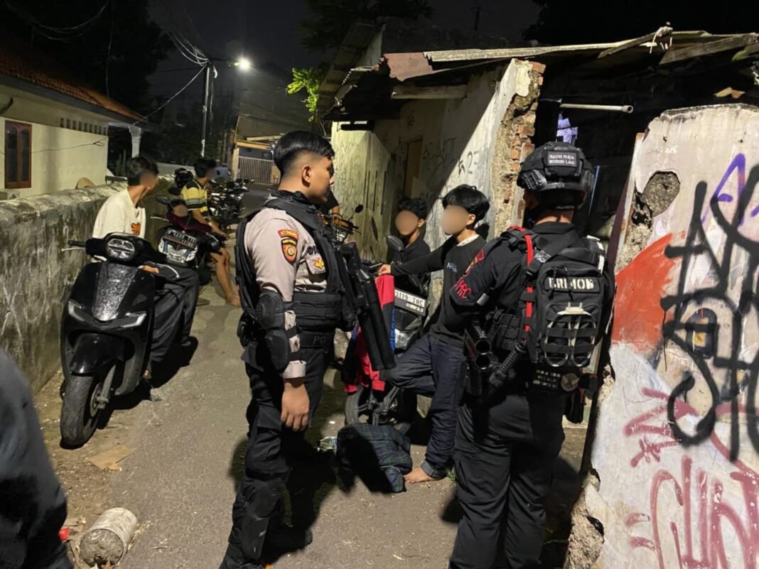 Patroli Brimob PMJ Dan Perintis Gagalkan Dugaan Tawuran di Cipinang Muara, Sajam dan Molotov Diamankan Patroli Brimob PMJ Dan Perintis Gagalkan Dugaan Tawuran di Cipinang Muara, Sajam dan Molotov Diamankan