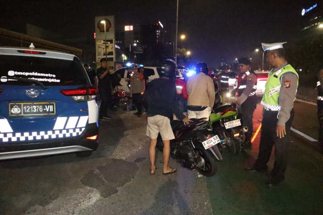 Polres Jakbar Gelar Razia dan Patroli Mobile Dini Hari, Antisipasi Curas, Curat dan Curanmor Polres Jakbar Gelar Razia dan Patroli Mobile Dini Hari, Antisipasi Curas, Curat dan Curanmor