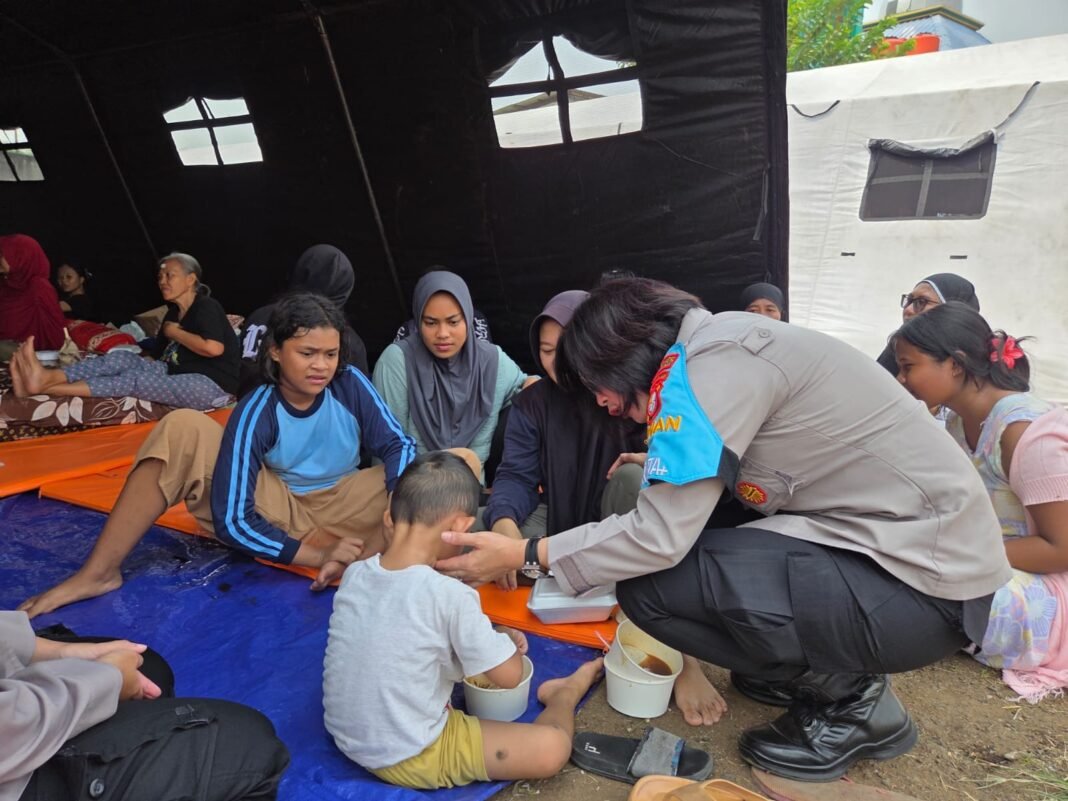 Polwan Jaga Jakarta Salurkan Bantuan dan Trauma Healing untuk Korban Kebakaran Pasar Jiung Polwan Jaga Jakarta Salurkan Bantuan dan Trauma Healing untuk Korban Kebakaran Pasar Jiung