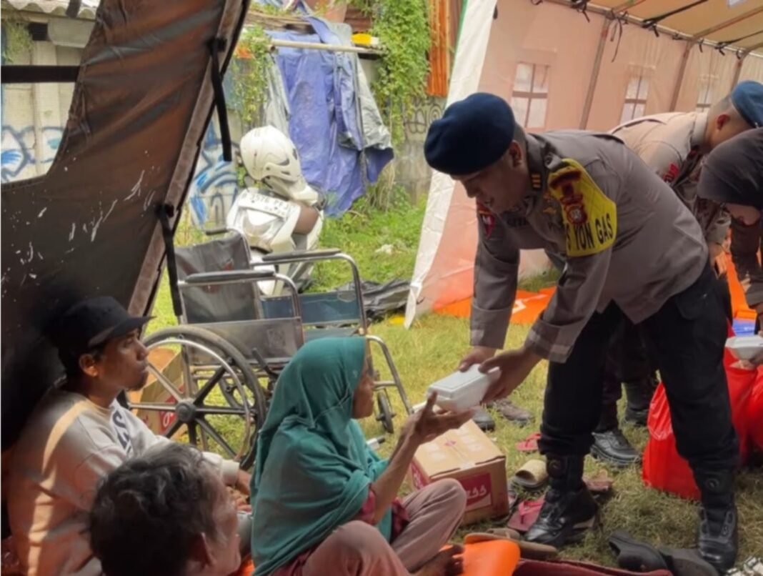 Brimob Metro Jaya Bagikan Bantuan Makanan via Randurlap untuk Korban Kebakaran Pasar Jiung Brimob Metro Jaya Bagikan Bantuan Makanan via Randurlap untuk Korban Kebakaran Pasar Jiung