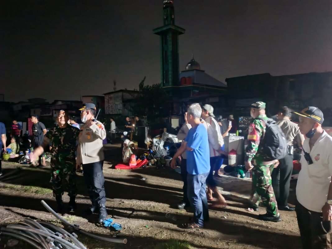 Respons Cepat Polda Metro Jaya saat Kebakaran Pasar Jiung, Warga Dievakuasi dan Dibantu Selamatkan Barang Respons Cepat Polda Metro Jaya saat Kebakaran Pasar Jiung, Warga Dievakuasi dan Dibantu Selamatkan Barang