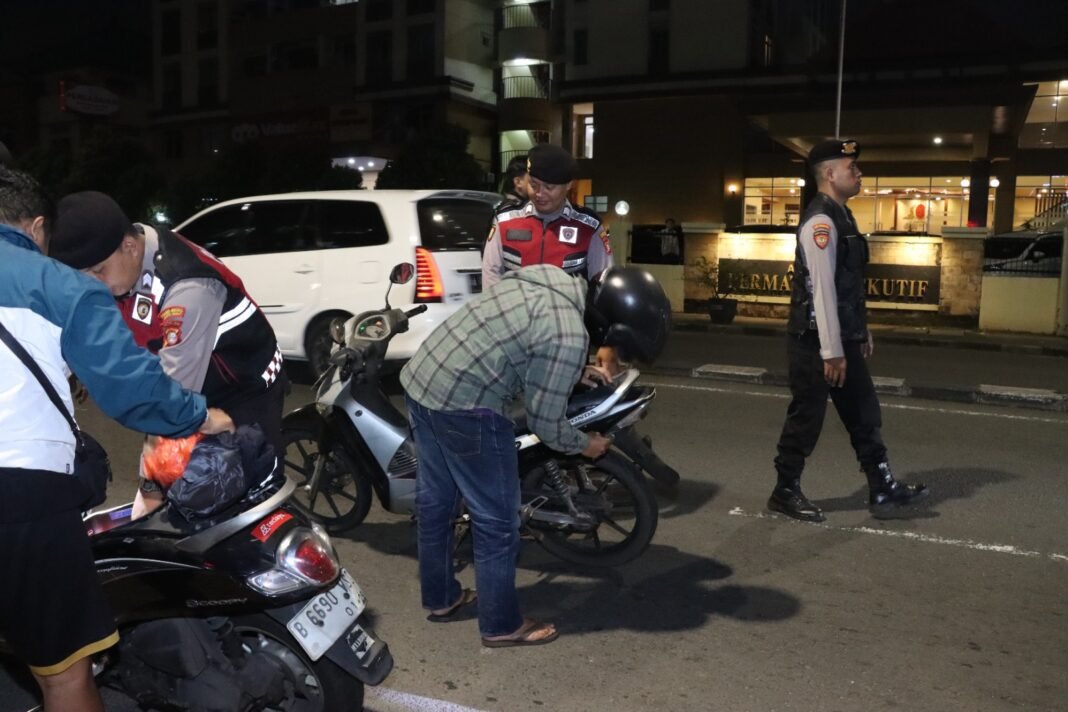 Patroli Mobile Hingga Dini Hari, Polres Jakbar Perkuat Pencegahan Kejahatan Jalanan Patroli Mobile Hingga Dini Hari, Polres Jakbar Perkuat Pencegahan Kejahatan Jalanan