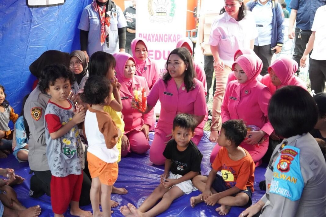 Bhayangkari Metro Jakpus Salurkan Bantuan dan Trauma Healing untuk Korban Kebakaran Pasar Jiung Bhayangkari Metro Jakpus Salurkan Bantuan dan Trauma Healing untuk Korban Kebakaran Pasar Jiung