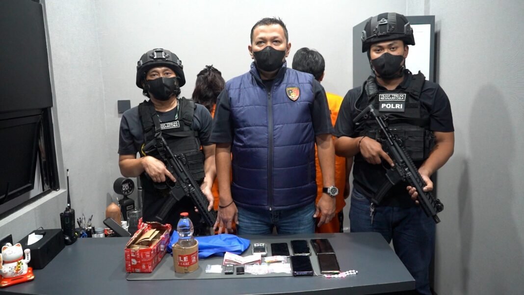 POLDA METRO JAYA MENGAMANKAN SEPASANG KEKASIH PENGEDAR NARKOBA DI JAKARTA BARAT POLDA METRO JAYA MENGAMANKAN SEPASANG KEKASIH PENGEDAR NARKOBA DI JAKARTA BARAT