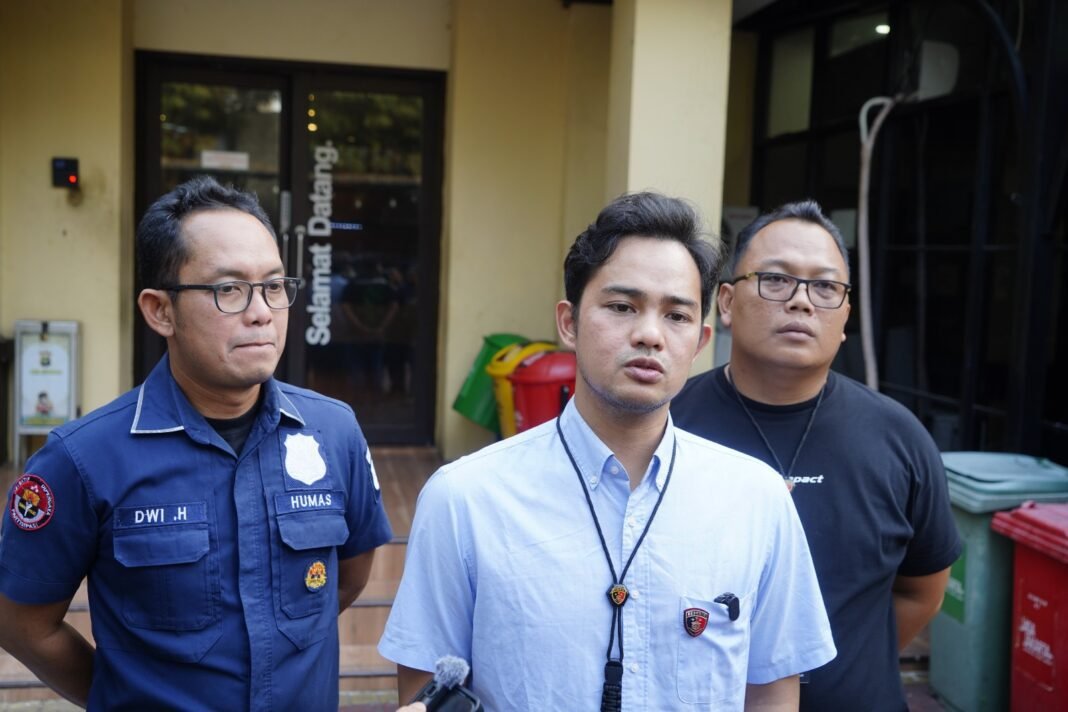 Tukang Sablon Diciduk Polisi Usai Curi Minyak Goreng di Warung Kelontong Tambora Tukang Sablon Diciduk Polisi Usai Curi Minyak Goreng di Warung Kelontong Tambora