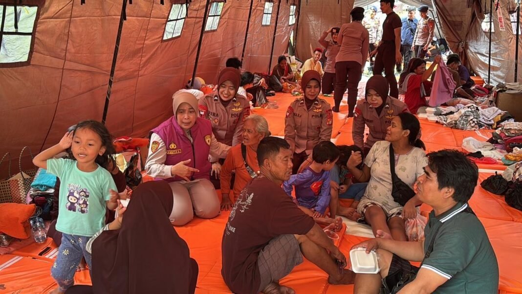 Polwan Brimob Polda Metro Jaya Berikan Trauma Healing untuk Anak-anak Korban Kebakaran Pasar Jiung Kemayoran Polwan Brimob Polda Metro Jaya Berikan Trauma Healing untuk Anak-anak Korban Kebakaran Pasar Jiung Kemayoran