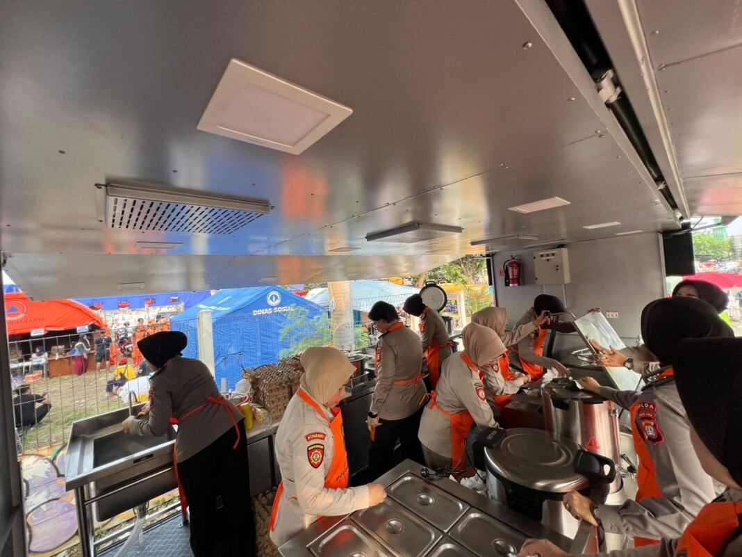 Ditpamobvit Polda Metro Bagikan 500 Boks Makanan untuk Korban Kebakaran Kemayoran Ditpamobvit Polda Metro Bagikan 500 Boks Makanan untuk Korban Kebakaran Kemayoran