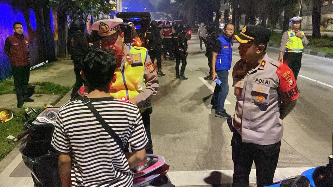 Patroli Gabungan Polres Jakbar Amankan Pemuda Membawa Sajam Jenis Golok Saat Razia Jumat Dini Hari Patroli Gabungan Polres Jakbar Amankan Pemuda Membawa Sajam Jenis Golok Saat Razia Jumat Dini Hari