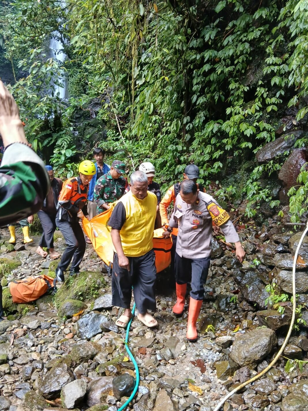 Warga Lubang Buaya Diduga Tewas Tenggelam di Curug Ciparai Pamijahan Bogor Warga Lubang Buaya Diduga Tewas Tenggelam di Curug Ciparai Pamijahan Bogor