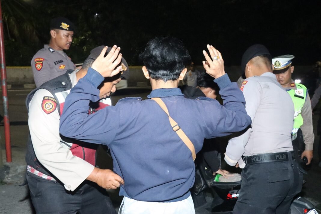 Razia Kejahatan Jalanan di Tambora, Empat Orang Kedapatan Membawa Sabu, Sinte dan Tramadol Razia Kejahatan Jalanan di Tambora, Empat Orang Kedapatan Membawa Sabu, Sinte dan Tramadol
