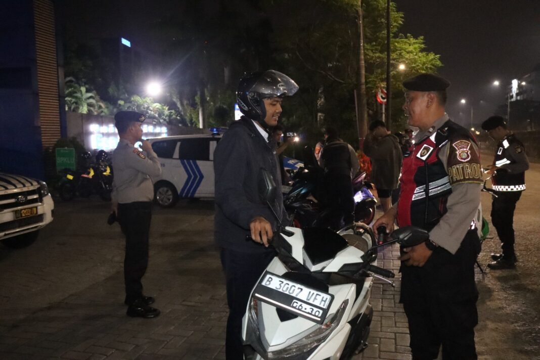 Patroli Dini Hari, Polisi Hadir Menjaga Rasa Aman Warga Jakarta Barat Patroli Dini Hari, Polisi Hadir Menjaga Rasa Aman Warga Jakarta Barat