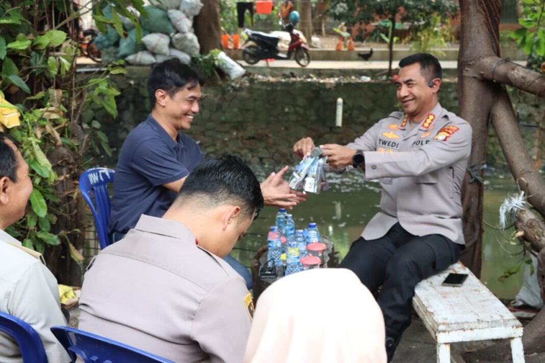 Kapolres Jakbar Sambangi Warga Angke Lewat Program Jaga Jakarta+ On The Spot Kapolres Jakbar Sambangi Warga Angke Lewat Program Jaga Jakarta+ On The Spot