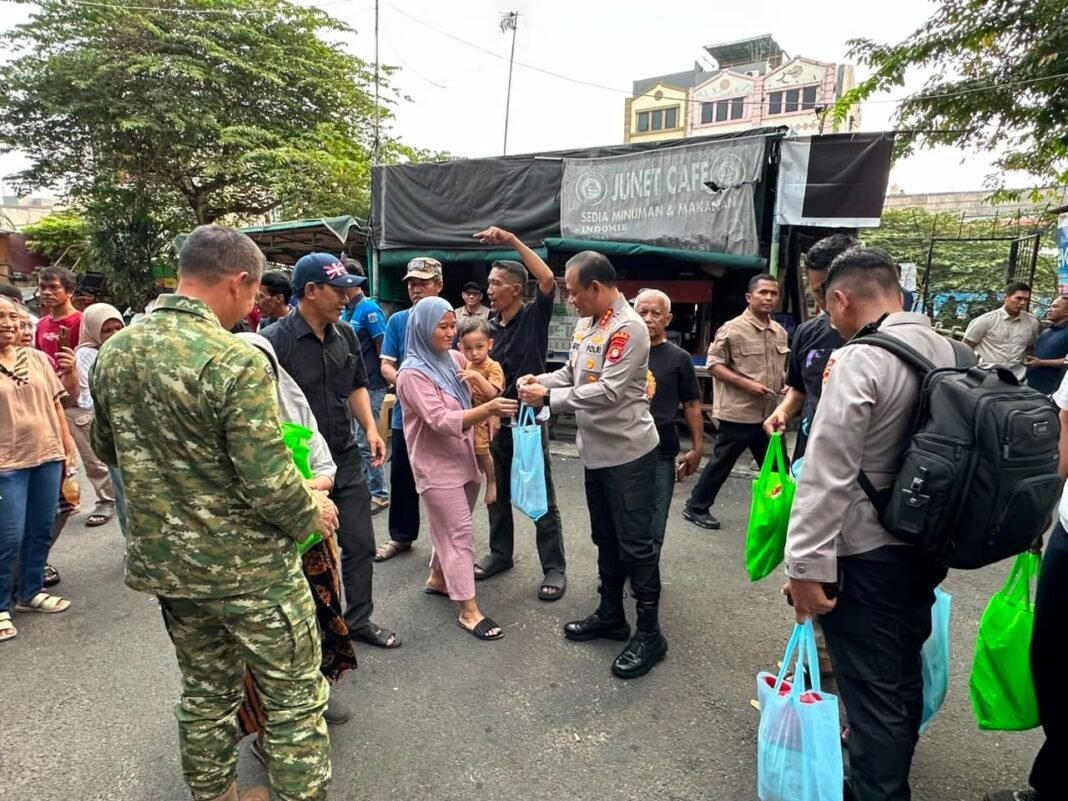 Kapolda Metro Jaya Bersama Pangdam Jaya Melaksanakan Jaga Jakarta On The Spot ke Warga Masyarakat Kapolda Metro Jaya Bersama Pangdam Jaya Melaksanakan Jaga Jakarta On The Spot ke Warga Masyarakat