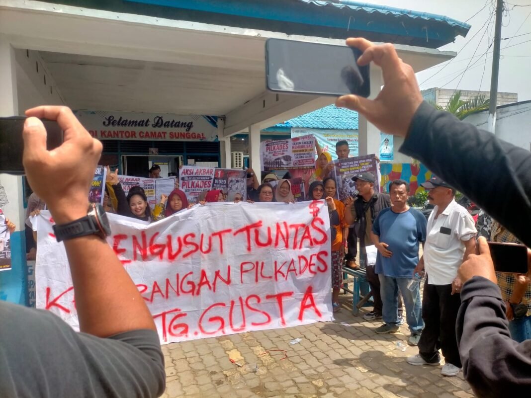 Aksi Unjuk Rasa Warnai Polemik Pilkades Tanjung Gusta, Masyarakat Ajukan 7 Tuntutan Aksi Unjuk Rasa Warnai Polemik Pilkades Tanjung Gusta, Masyarakat Ajukan 7 Tuntutan