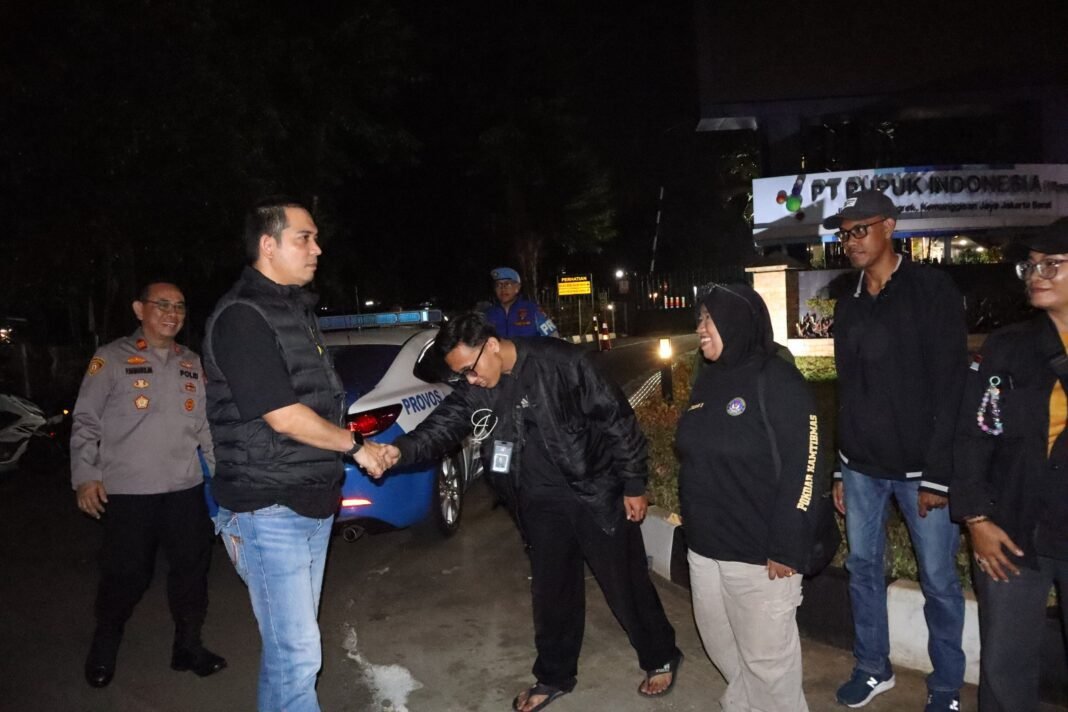 Wakapolres Jakbar Turun Langsung Pantau Razia Kejahatan Jalanan dan Patroli Mobile Wakapolres Jakbar Turun Langsung Pantau Razia Kejahatan Jalanan dan Patroli Mobile