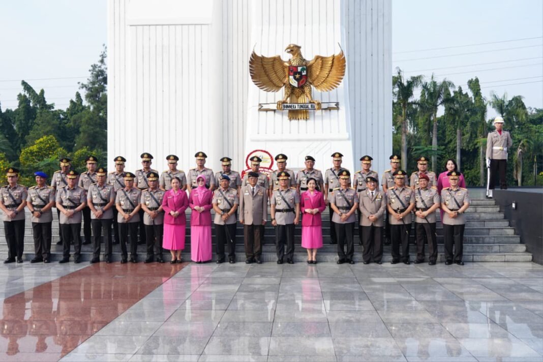 Menghormati Jasa, Melanjutkan Pengabdian: Wakapolri Pimpin Ziarah Nasional Menjelang Hari Bhayangkara ke-80 Menghormati Jasa, Melanjutkan Pengabdian: Wakapolri Pimpin Ziarah Nasional Menjelang Hari Bhayangkara ke-80