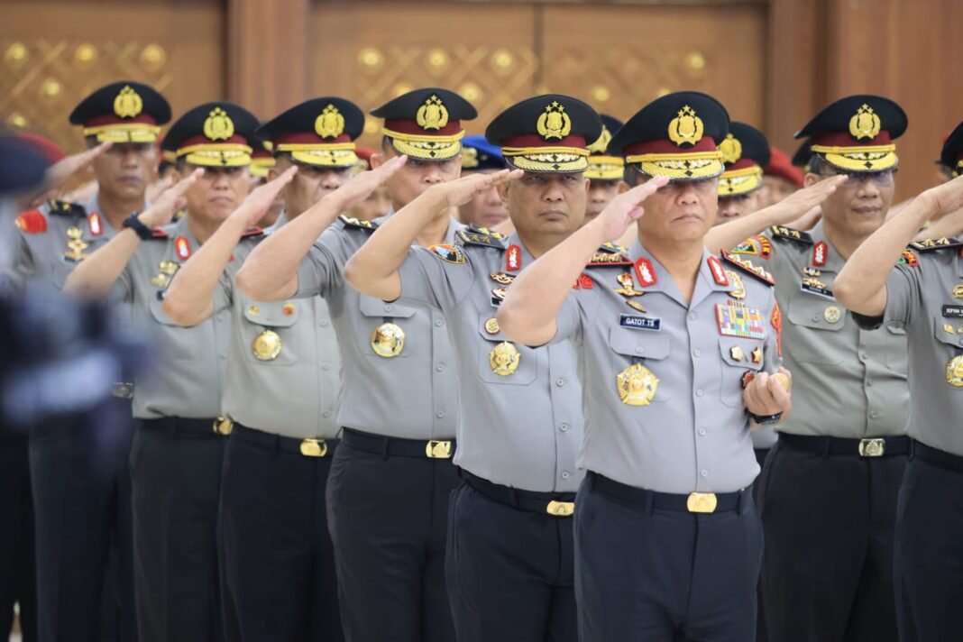 Polri Laksanakan Kenaikan Pangkat 87 Perwira Tinggi, Empat Perwira Raih Bintang Tiga Polri Laksanakan Kenaikan Pangkat 87 Perwira Tinggi, Empat Perwira Raih Bintang Tiga
