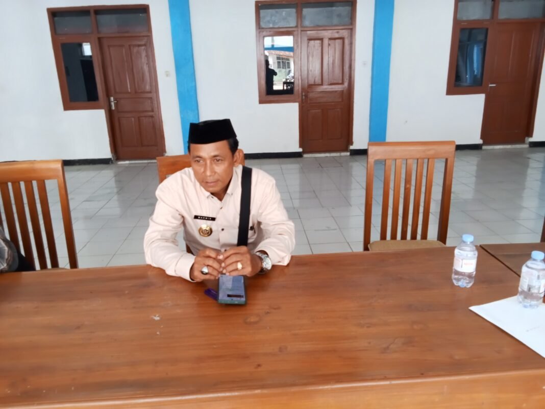 Kuwu Warmin Dorong Pembangunan Drainase di Blok B RT 011/RW 003 untuk Atasi Genangan Air Kuwu Warmin Dorong Pembangunan Drainase di Blok B RT 011/RW 003 untuk Atasi Genangan Air