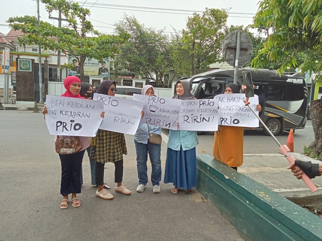 Dinilai Orang Baik, Emak-emak Grudug PN Indramayu Agar Terdakwa Priyo Dihukum Lebih Ringan Dinilai Orang Baik, Emak-emak Grudug PN Indramayu Agar Terdakwa Priyo Dihukum Lebih Ringan