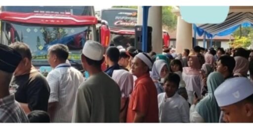 Kedatangan Jamaah Haji Kloter 1 Asal Indramayu Disambut Pelukan dan Tangis Haru Kedatangan Jamaah Haji Kloter 1 Asal Indramayu Disambut Pelukan dan Tangis Haru