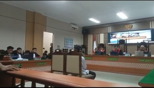 Video Diputar di Sidang Kasus Pembunuhan Keluarga H.Sahroni, Tertuju pada Bercak Darah Video Diputar di Sidang Kasus Pembunuhan Keluarga H.Sahroni, Tertuju pada Bercak Darah