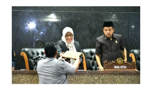 Rapat Paripurna DPRD Indramayu Bahas Tiga Raperda Strategis Hasil Kerja Pansus 6, 7, dan 8 Rapat Paripurna DPRD Indramayu Bahas Tiga Raperda Strategis Hasil Kerja Pansus 6, 7, dan 8