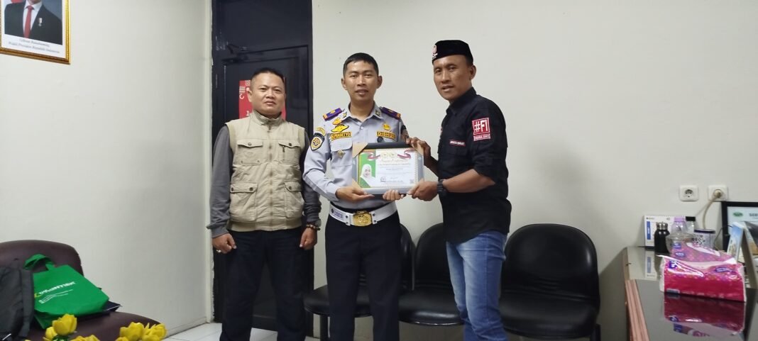 “Nur Prasetyo Raih Apresiasi Kerja Cerdas, Piagam Diserahkan Fahira Idris melalui Ormas Bang Japar” “Nur Prasetyo Raih Apresiasi Kerja Cerdas, Piagam Diserahkan Fahira Idris melalui Ormas Bang Japar”