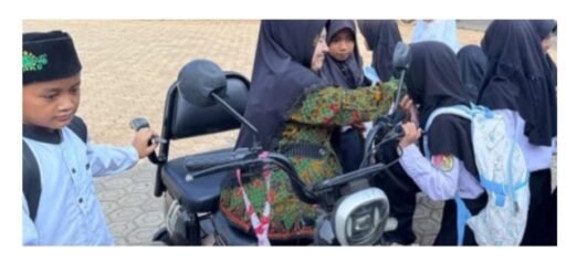 Guru Disabilitas Asal Kroya Dapat Bantuan dari Baznaz dan Kemenag Indramayu Guru Disabilitas Asal Kroya Dapat Bantuan dari Baznaz dan Kemenag Indramayu