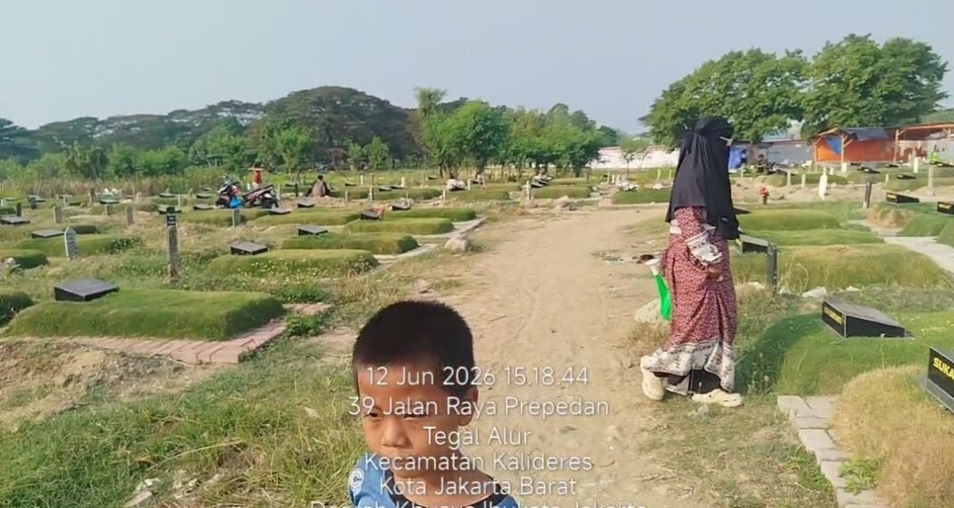Doa Terganggu, Peziarah TPU Tegal Alur Keluhkan Warga yang ‘Mengintai’ dari Awal hingga Akhir Ziarah Doa Terganggu, Peziarah TPU Tegal Alur Keluhkan Warga yang ‘Mengintai’ dari Awal hingga Akhir Ziarah