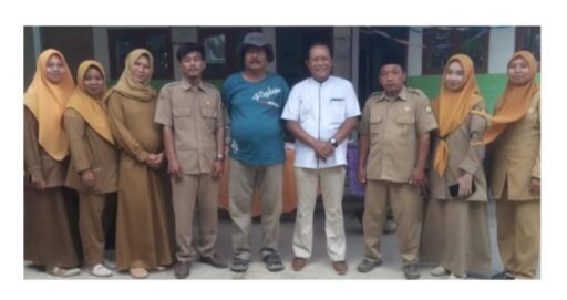 H.Carwan Bareng Guru UPTD SDN 4 Foto Bersama Usai Pembagian Sertifikat PIP H.Carwan Bareng Guru UPTD SDN 4 Foto Bersama Usai Pembagian Sertifikat PIP