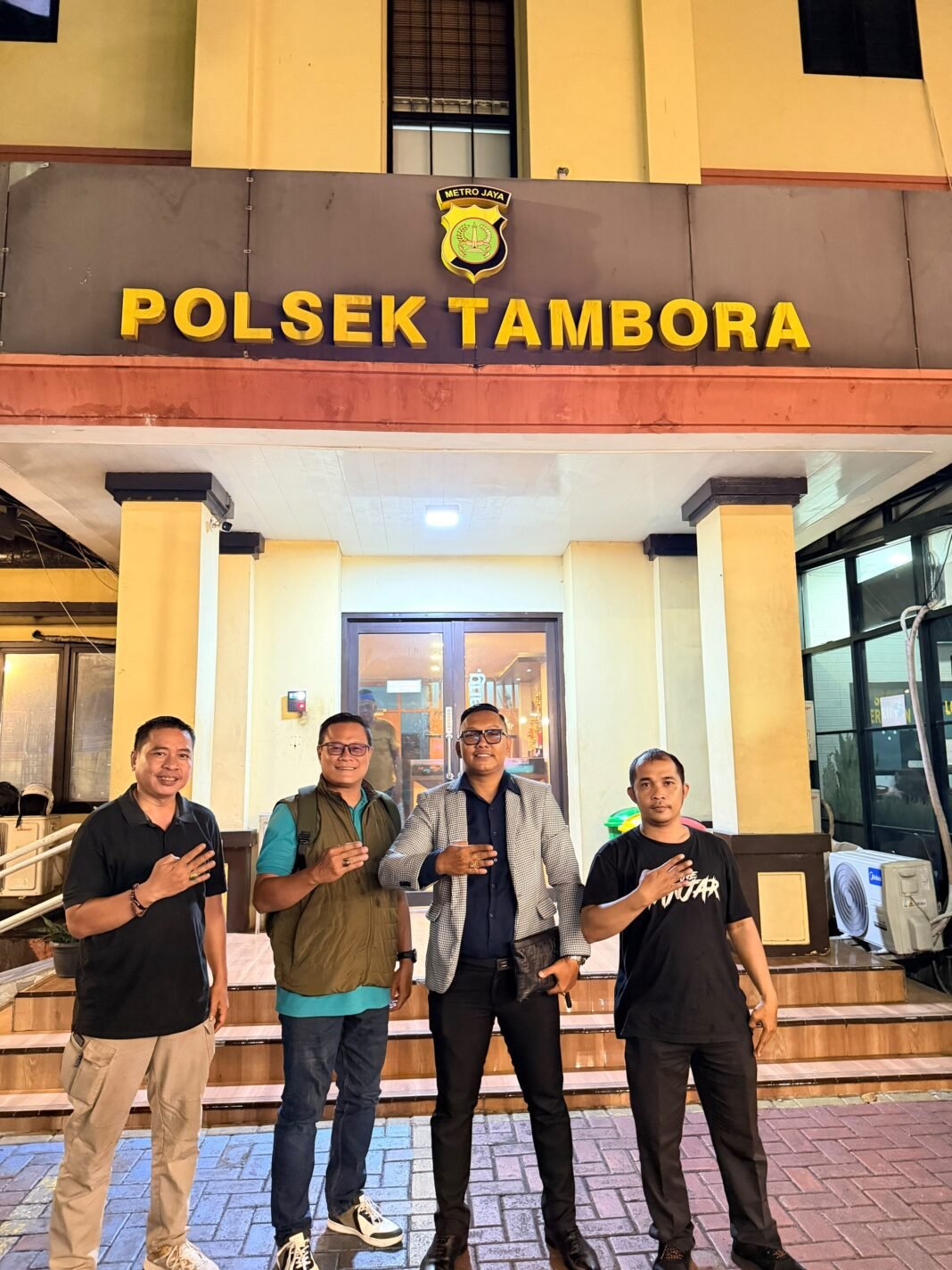 Pelapor Apresiasi Penyidik, Kasus Dugaan Penipuan di Polsek Tambora Terus Berjalan Pelapor Apresiasi Penyidik, Kasus Dugaan Penipuan di Polsek Tambora Terus Berjalan